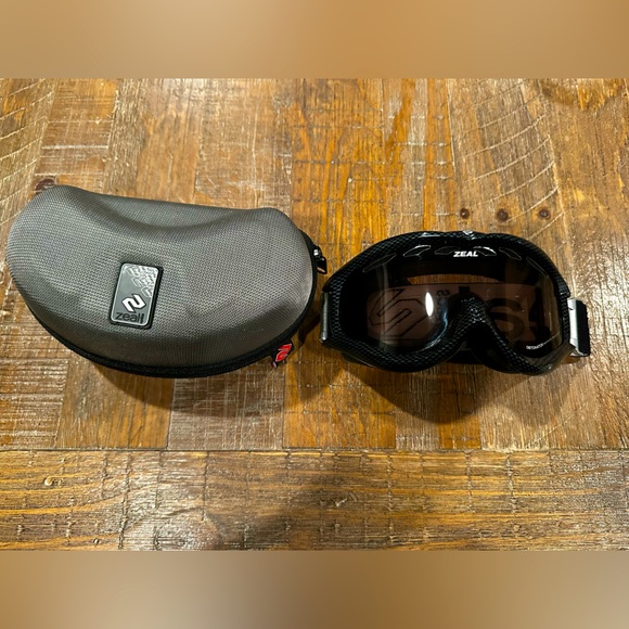 ZEAL Ski Goggles and Case - Picture 3 of 12